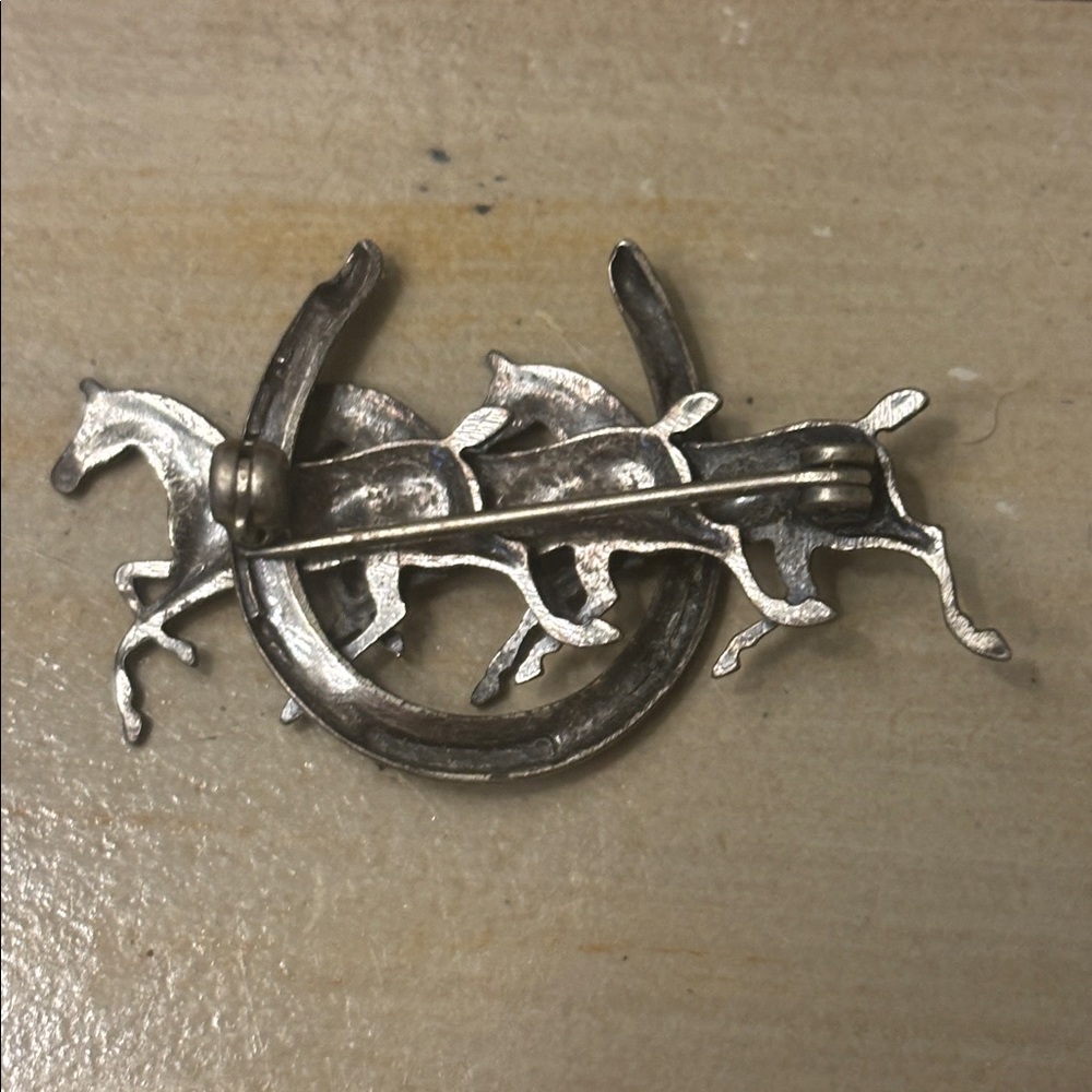 Vintage Beau Sterling Silver Brooch Pin  featuring three horses and a horseshoe - Picture 2 of 4